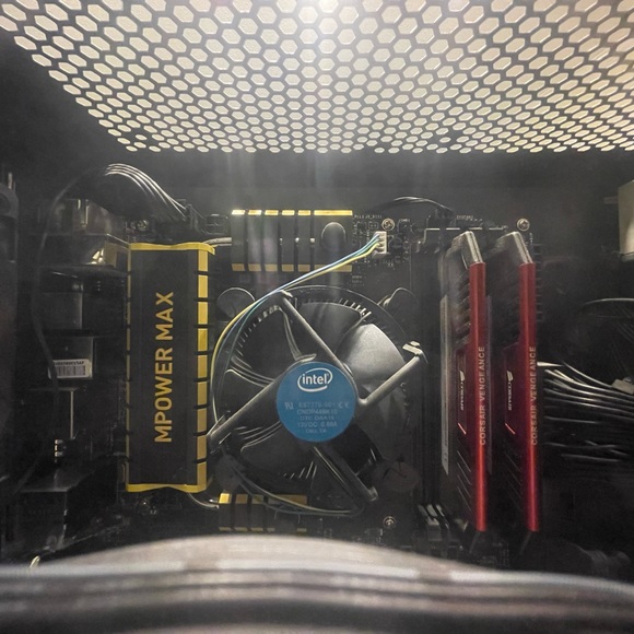 Full Set PC Custom PC Monitor Keyboard And Headset - Picture 13 of 15